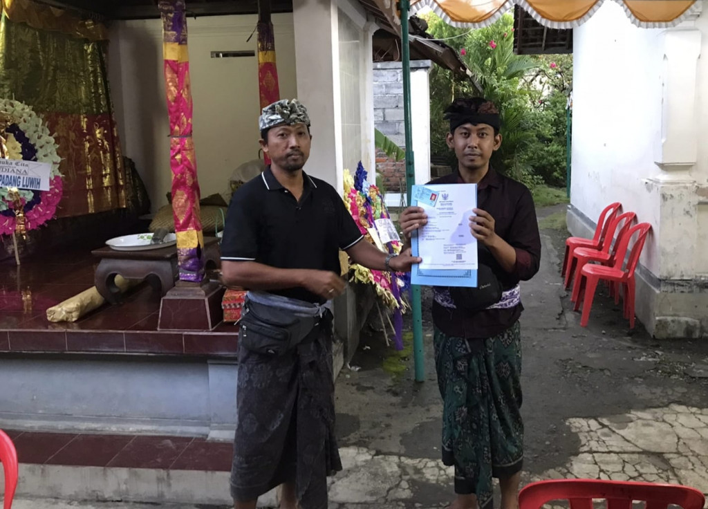 Penyerahan KK Baru dan Akta Kematian kepada Keluarga di Banjar Pendem, Dalung